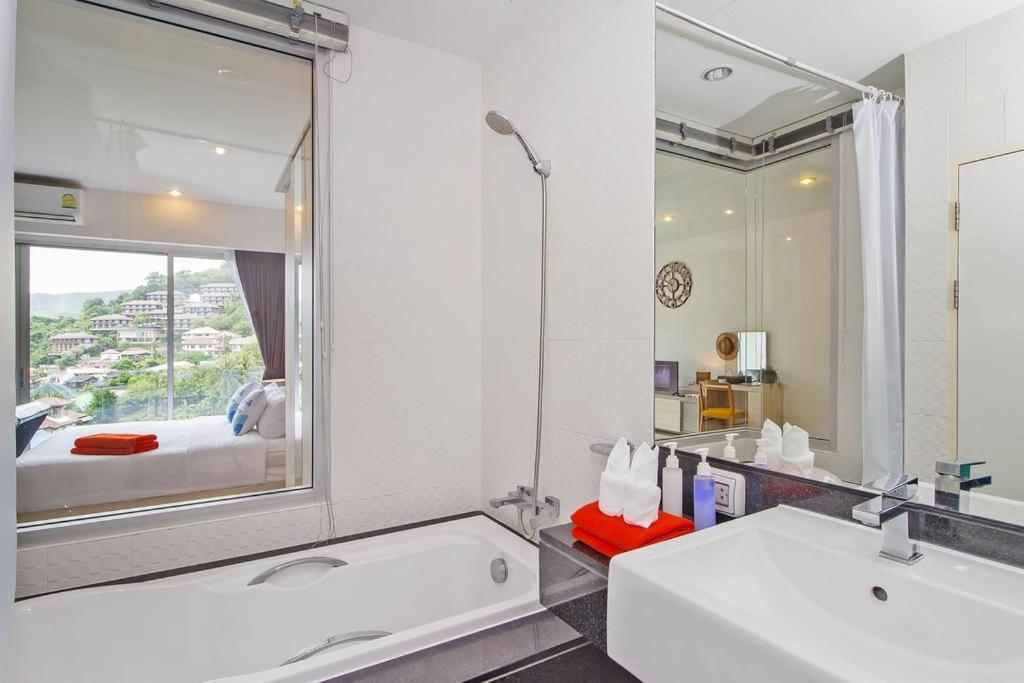 Chic Condo By Resava Karon Room photo