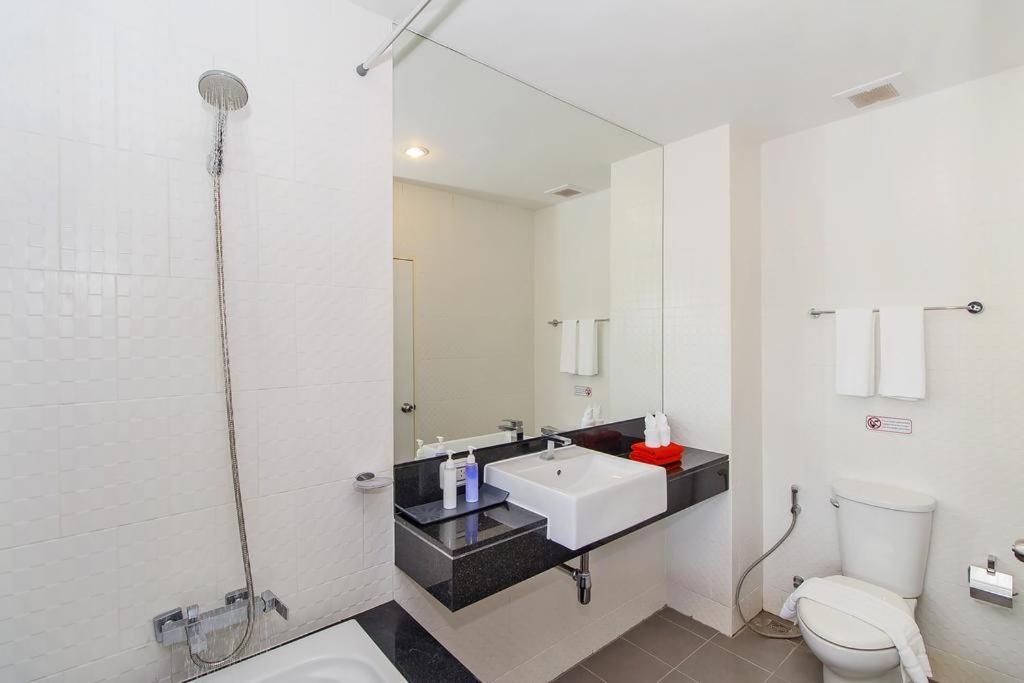 Chic Condo By Resava Karon Room photo